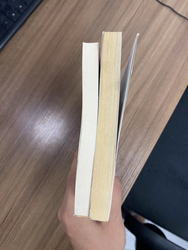 书籍侧面明显泛黄